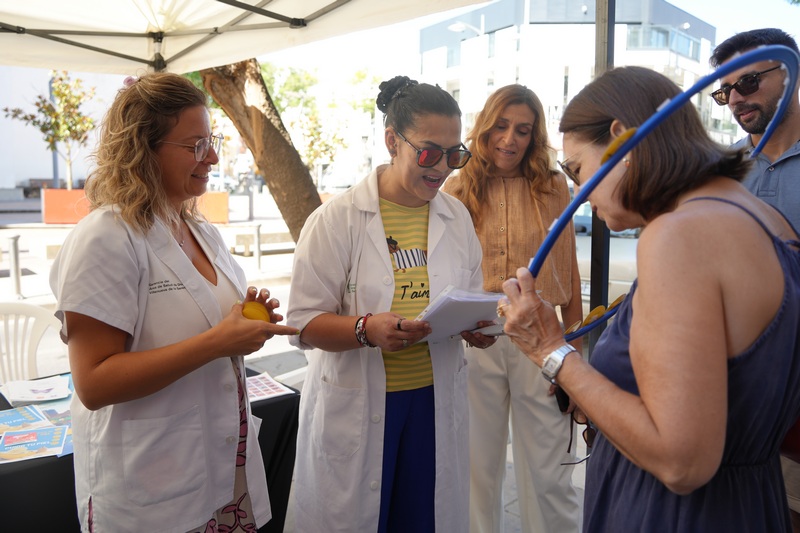 La alcaldesa Ana Belén Fernández visita la mesa informativa sobre la prevención de cáncer de piel