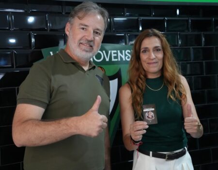 La alcaldesa Ana Belén Fernández vuelve a recoger su carné de socia del CF Villanovense