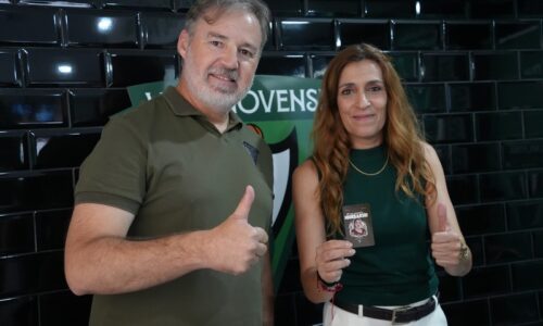 La alcaldesa Ana Belén Fernández vuelve a recoger su carné de socia del CF Villanovense