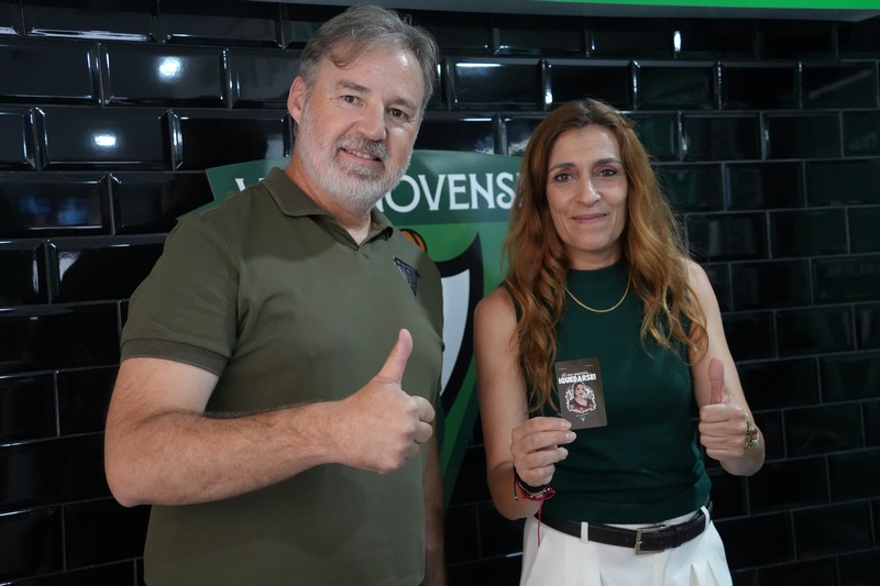 La alcaldesa Ana Belén Fernández vuelve a recoger su carné de socia del CF Villanovense