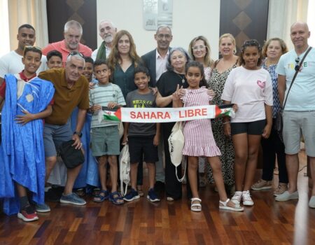 La alcaldesa Ana Belén Fernández recibe a los niños y niñas saharauis que participan en el proyecto “Vacaciones en paz”