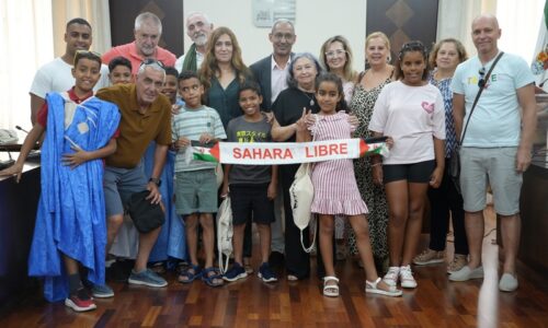 La alcaldesa Ana Belén Fernández recibe a los niños y niñas saharauis que participan en el proyecto “Vacaciones en paz”