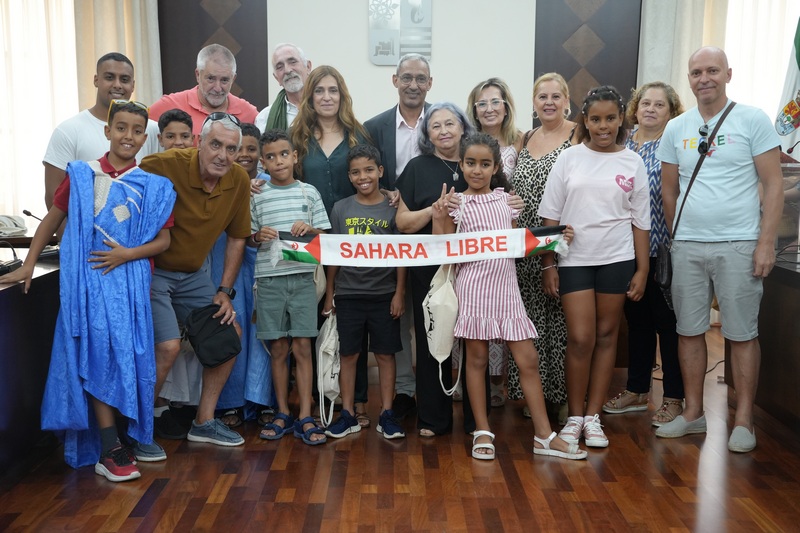 La alcaldesa Ana Belén Fernández recibe a los niños y niñas saharauis que participan en el proyecto “Vacaciones en paz”