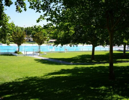 Disfruta del eclipse solar y las perseidas en la piscina municipal