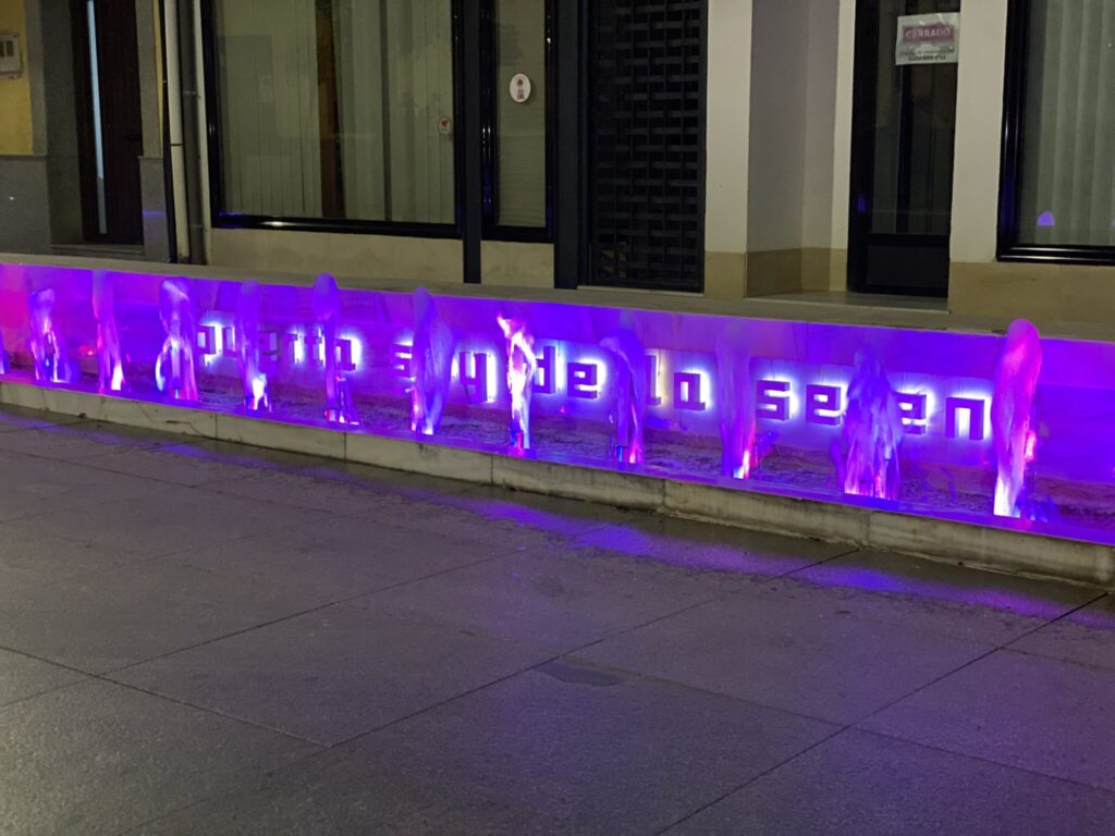 Villanueva de la Serena se ilumina un año más de fucsia para conmemorar el Día Mundial del Síndrome de Turner