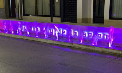 Villanueva de la Serena se ilumina un año más de fucsia para conmemorar el Día Mundial del Síndrome de Turner
