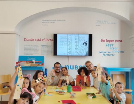 Los pequeños se divierten con los cuentacuentos y talleres infantiles de la biblioteca