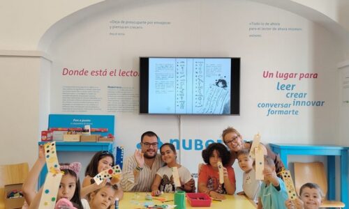 Los pequeños se divierten con los cuentacuentos y talleres infantiles de la biblioteca