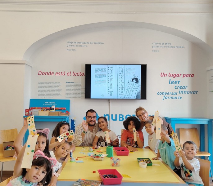 Los pequeños se divierten con los cuentacuentos y talleres infantiles de la biblioteca