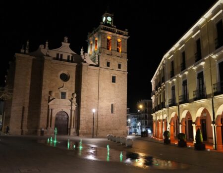 Villanueva de la Serena se ilumina de verde y se suma al Día Mundial contra la Meningitis