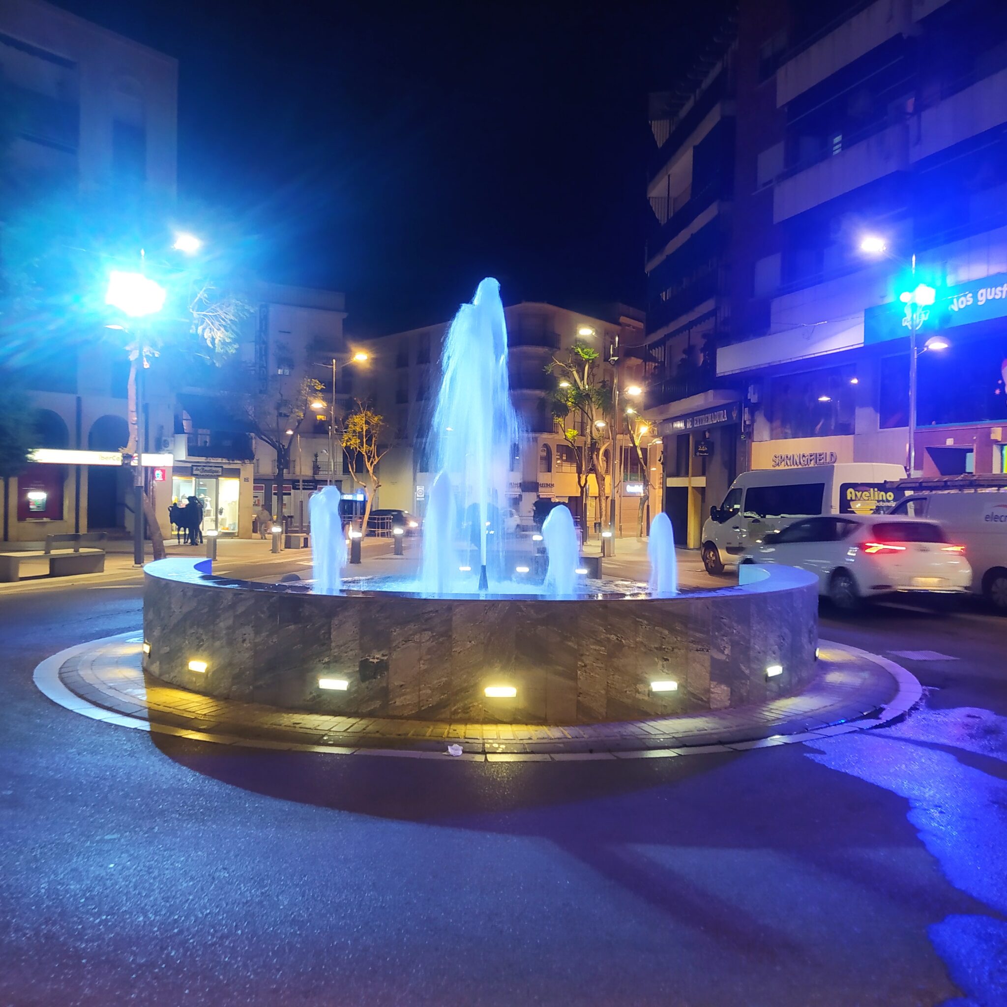 Villanueva de la Serena se ilumina de azul y verde por el Día Mundial de la Retina