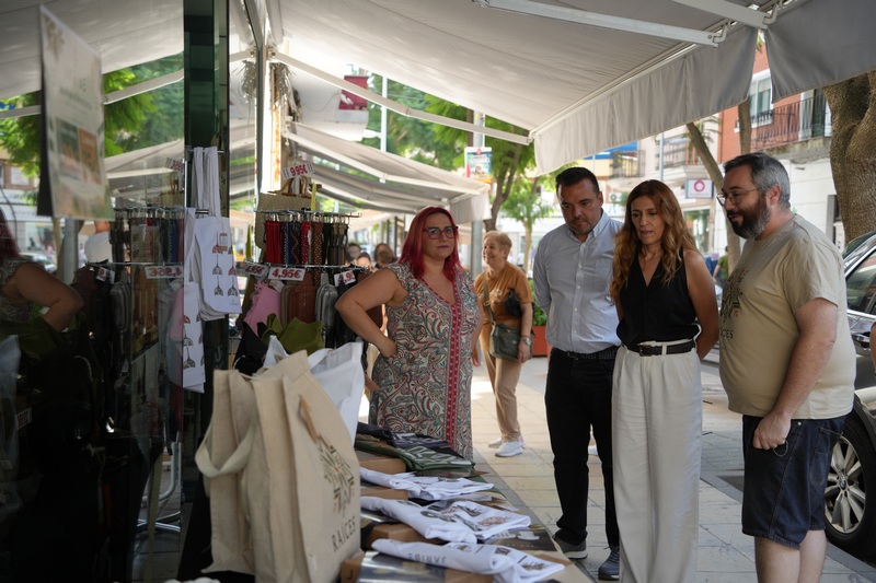 La alcaldesa Ana Belén Fernández visita a las empresas participantes de la campaña “Comercio Villanueva en la calle”