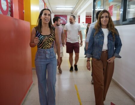 La alcaldesa Ana Belén Fernández comienza la visita a los colegios de la ciudad