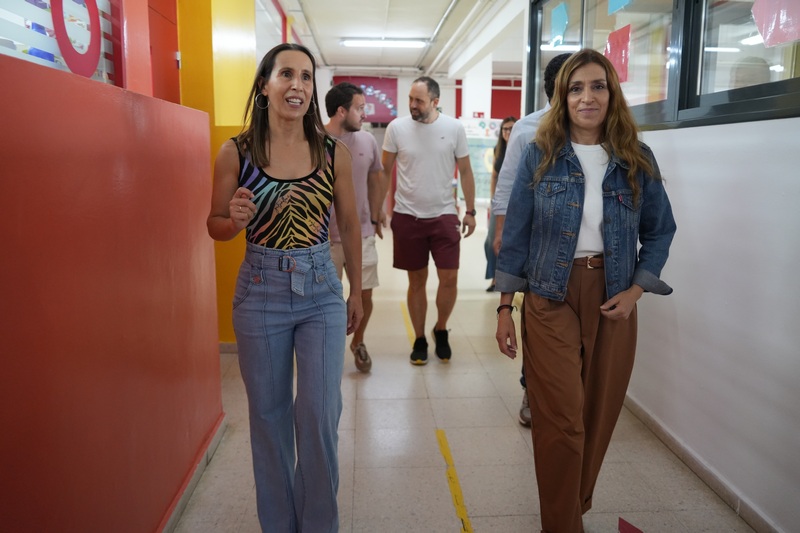 La alcaldesa Ana Belén Fernández comienza la visita a los colegios de la ciudad