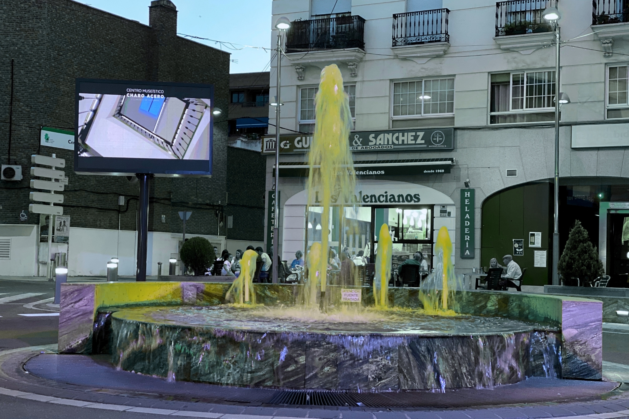Villanueva de la Serena se ilumina de amarillo por el Día Mundial de la Prevención del Suicidio