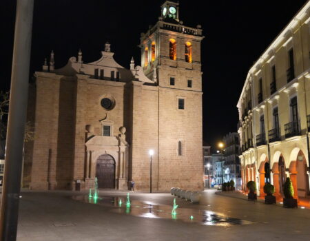 Villanueva de la Serena se ilumina de verde con motivo del Día Internacional del Cáncer de Hígado