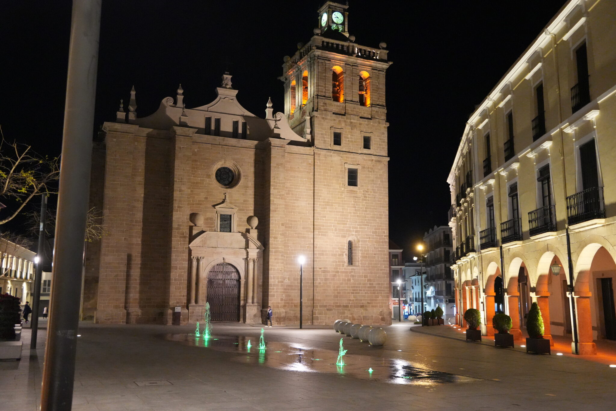 Villanueva de la Serena se ilumina de verde con motivo del Día Internacional del Cáncer de Hígado