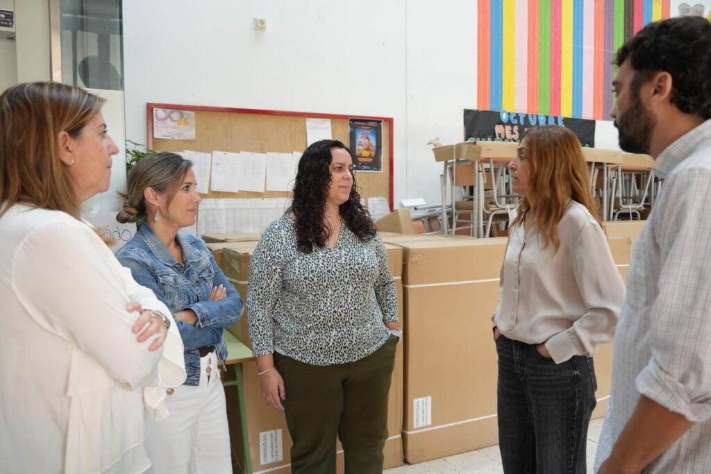 La alcaldesa finaliza en el Cruz del Río la visita a los centros escolares
