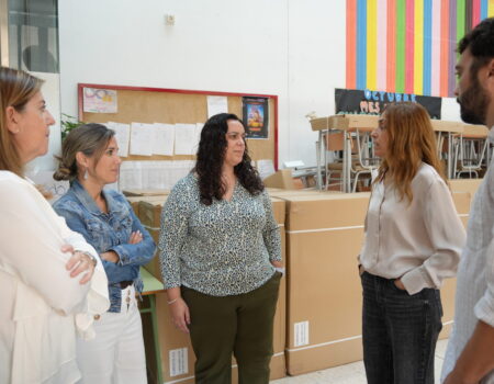 La alcaldesa finaliza en el Cruz del Río la visita a los centros escolares