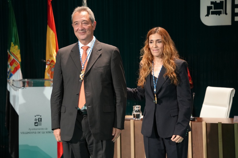 El empresario Atanasio Naranjo Hidalgo recibe la Medalla de Villanueva de la Serena