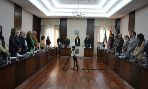 El pleno del mes de octubre comienza con un minuto de silencio por las víctimas del accidente ferroviario ocurrido en Urda, Toledo