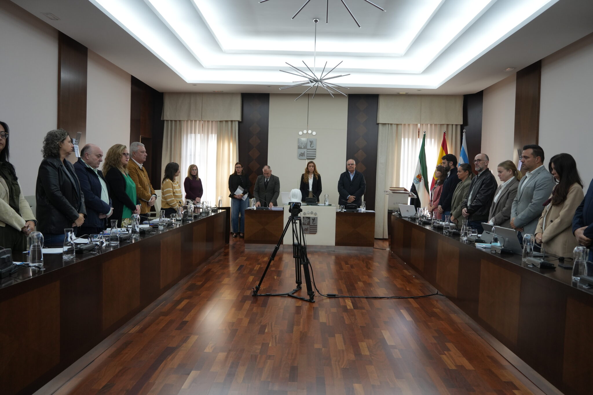 El pleno del mes de octubre comienza con un minuto de silencio por las víctimas del accidente ferroviario ocurrido en Urda, Toledo